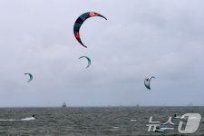 송도해수욕장 달리는 카이트보드