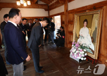 육영수 여사 생가 찾은 김문수 후보