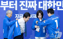 민주당 선거운동복 착용하는 허은아·김용남