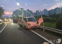 부산 원동IC 인근 출구서 차량 전도·뒤따르던 차량 추돌…2명 경상