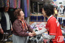 마선어시장 상인 만난 설난영 여사