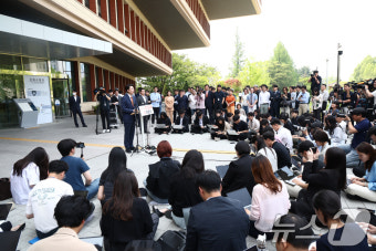 국회 소통관 앞 긴급 기자회견 하는 이준석 후보