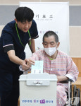 거소투표하는 요양원 어르신들