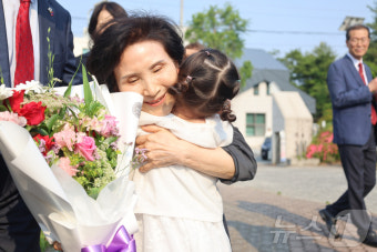 모교 순천여고 방문한 설난영 여사