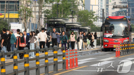 부산 시내버스 노조 총파업…비상 노선 버스 이용하는 시민들