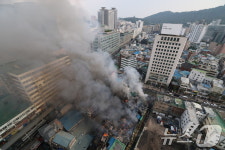 을지로 화재에 치솟는 연기