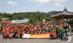 한화오션 사회봉사단, 거제 송진마을서 양파 수확 도와