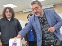 구리서 사전투표하는 배우 이원종