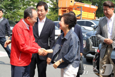 추경호 의원과 인사 나누는 박 전 대통령