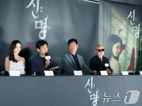 진지하게 열리고 있는 신명 제작보고회