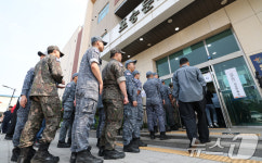 사전투표 하기 위해 줄 선 해군 장병들