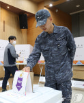 사전투표소 찾은 해군 2함대 장병들