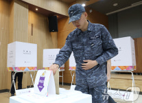 사전투표소 찾은 해군 2함대 장병들