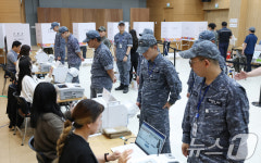 [뉴스1 PICK]점심시간 쪼개 투표소로…사전투표 열기 후끈