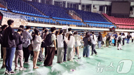 전주실내체육관에 마련된 사전투표소 찾은 유권자들