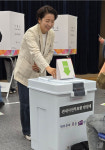 사전투표하는 황정아 의원