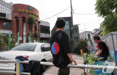신촌동 사전투표소 앞 부정선거 감시