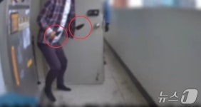 양손에 칼 들고 경찰 향해 달려든 남성…테이저건 맞고 체포