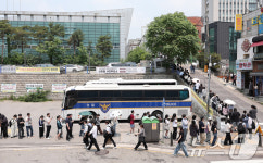 '투표용지 반출' 신촌동 사전투표소 앞 기나긴 줄