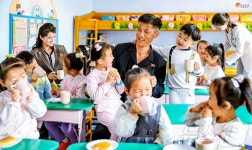 국제아동절 기념하는 북한…창성군 간부들 유치원 봉사 조명