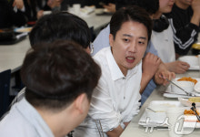 한국공학대학교 학생들과 식사하는 이준석 후보