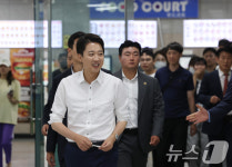한국공학대학교 학생식당 찾은 이준석 개혁신당 후보