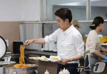 한국공학대학교 학생식당 찾은 이준석 개혁신당 후보