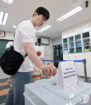 과학실에 마련된 투표소에서 한표 행사