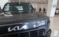 자동차대리점에 마련된 투표소에서 한표 행사