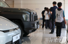 자동차대리점에서 투표하는 유권자들