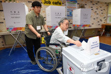 포항서 요양병원 입원 70대 환자 휠체어 타고 소중한 한 표
