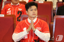 개표 방송 기다리는 김용태 비대위원장