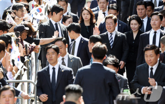 현충원 향하는 이재명 대통령과 김혜경 여사