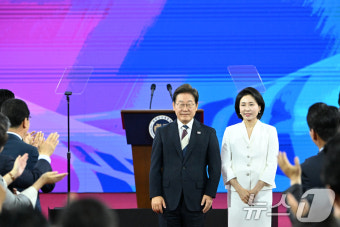 박수 받는 이재명 대통령 부부
