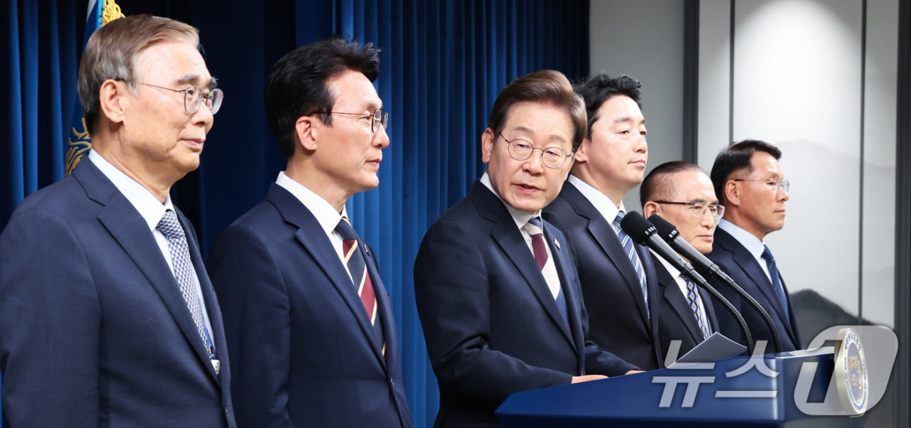 이재명 대통령, 김민석 신임 국무총리에 임명장 수여 잘 부탁드린다