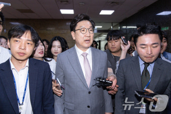 취재진 질문 받는 권성동