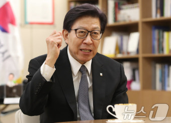 부산시장 박형준과 민주당 부산시당위원장, 해수부 부산 이전 협의.