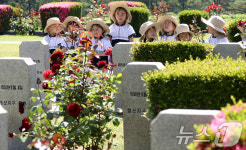 묵념하는 어린이들