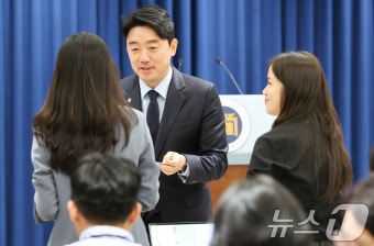 출입기자들과 인사하는 강훈식 대통령 비서실장