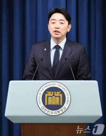 브리핑룸 찾은 강훈식 대통령 비서실장