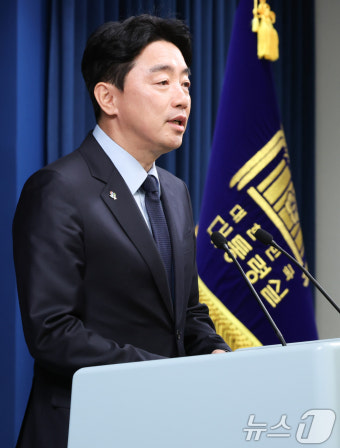 출입기자단과 만나 발언하는 강훈식 대통령 비서실장