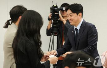 출입기자들과 인사하는 강훈식 대통령 비서실장