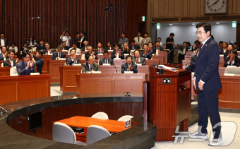 동료 의원들 박수 받는 박찬대 원내대표