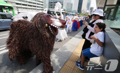 북청사자놀음 즐기는 외국인들
