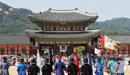 연휴 첫 날 경복궁 찾은 관광객