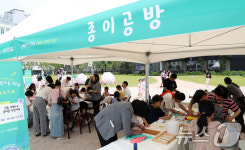 공예체험하는 가족들