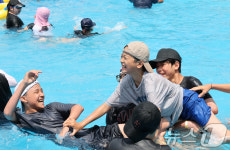 무더위 속 대전 로하스산호빛공원 야외수영장 인파로 북적