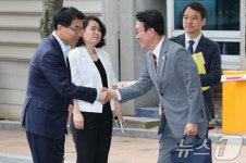 인사 나누는 김민석 총리 후보자