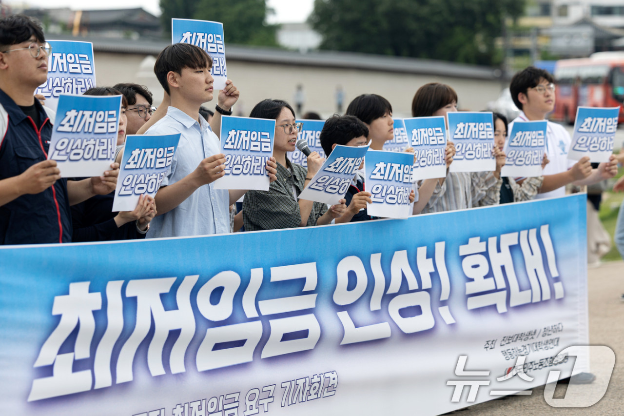 최저임금 인상에 대한 노동계와 경영계의 대립: 결의대회와 요구 충돌