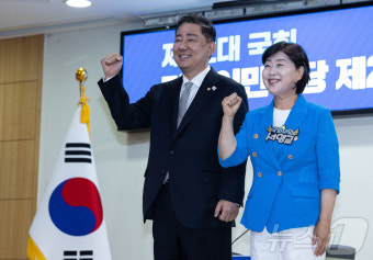 합동토론회 앞서 포즈 취하는 김병기·서영교 원내대표 후보
